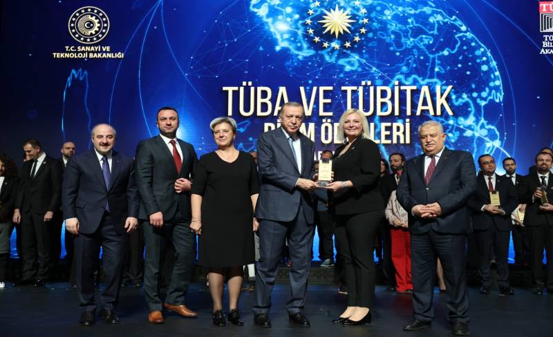 Sakarya Üniversitesi (SAÜ) Tıp Fakültesi Temel Tıp Bilimleri Bölümü Tıbbi Biyoloji Anabilim Dalı Öğr. Üyesi Doç. Dr. Gamze Güney Eskiler’e Sağlık Bilimleri alanında yaptığı çalışmalarla Üstün Başarılı Genç Bilim İnsanı (GEBİP) ödülü düzenlenen törenle verildi. 